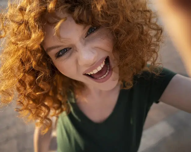 Artisan satisfait utilisant son nouveau site web